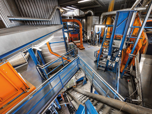 Maschinenhalle von soRec mit verschiedenen Recyclingmaschinen, z.b. Trommelmagnet